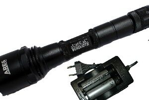 ART. 656 BEHE C- 12 TORCIA RICARICABILE CREE LED C/INT. 1000 LUMEN, LUNGHEZZA 23,5 CM 2 BATTERIE RICARICABILI LITIO 3,7V E CARICABATTERIE DOPPIO (COMPRESI)