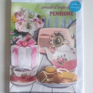 BIGLIETTO HALLMARK PENSIONE DONNA CON PACCHETTO REGALO, BISCOTTI, TAZZINA
