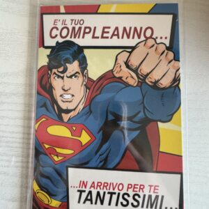 ART. P129394 VIRCA BIGLIETTO SUPERMAN CON SCRITTA ESTERNA : " E' IL TUO COMPLEANNO... IN ARRIVO PER TE TANTISSIMI...