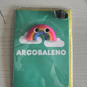 ART. P129271 VIRCA BIGLIETTO CON ARCOBALENO CON MAGNETE, PER COMPLEANNO CON SCRITTA ESTERNA: "SCEGLI I COLORI PIU' BELLI DI UN ARCOBALENO"