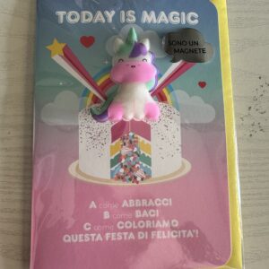 ART. P129273 VIRCA BIGLIETTO MAGNETE CON UNICORNO CON SCRITTA ESTERNA: " A COME ABBRACCI, B COME BACI, C COME COLORIAMO, QUESTA FESTA DI FELICITA'